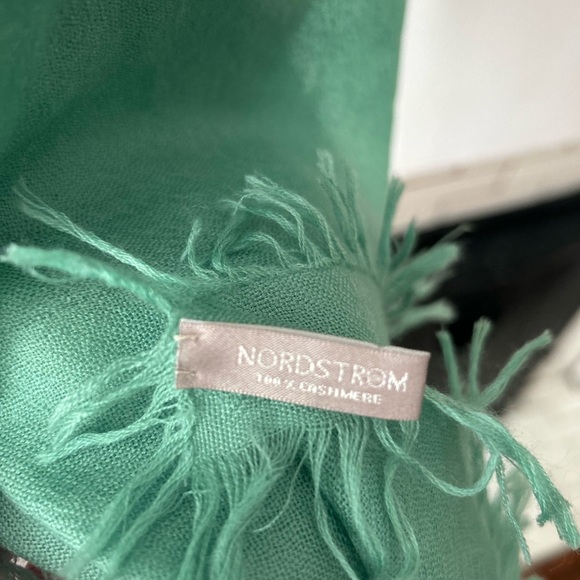 100% cashmere Mint Green Fringed Scarf - Picture 4 of 4